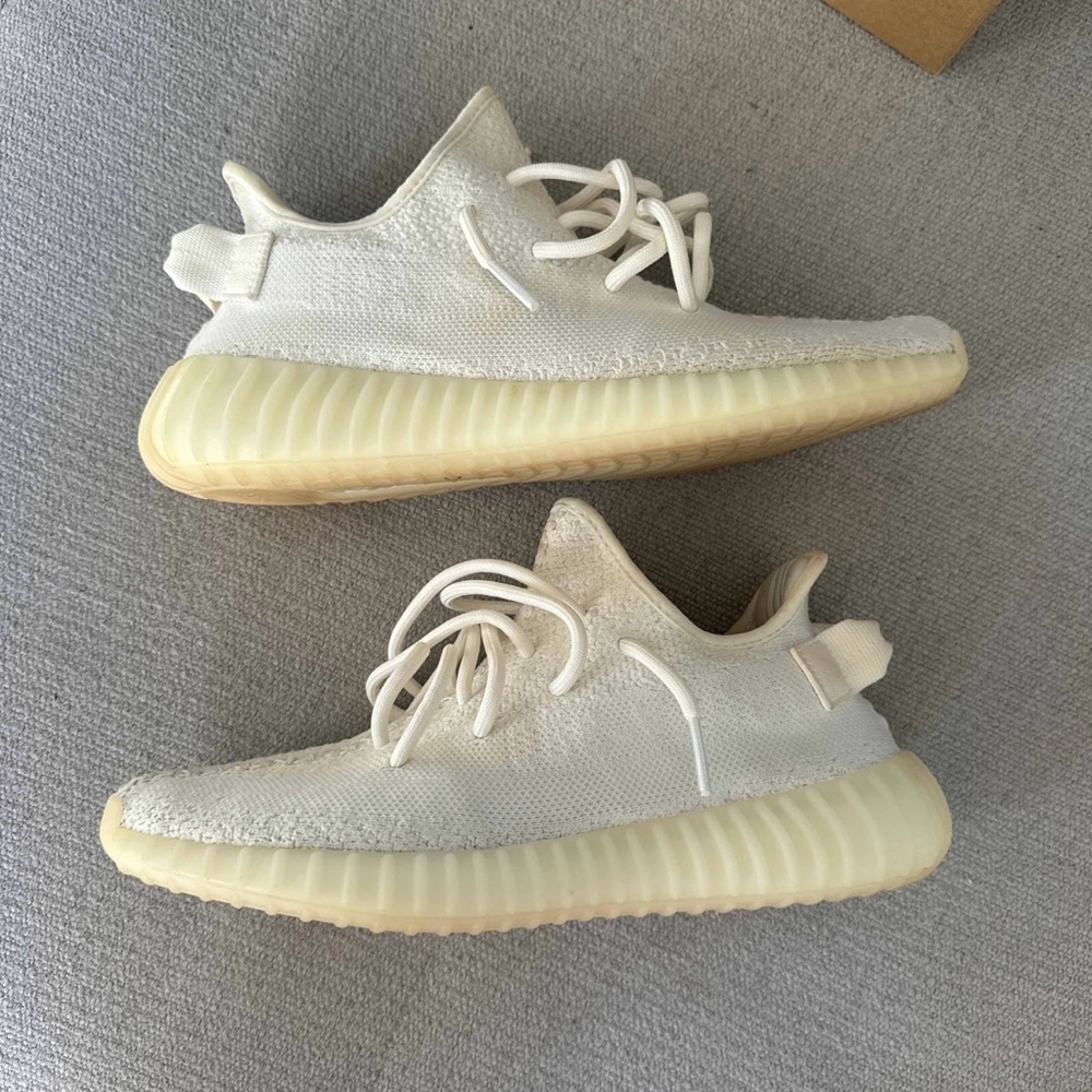 Yeezy Boost 350 V2 Cream White/Core White.